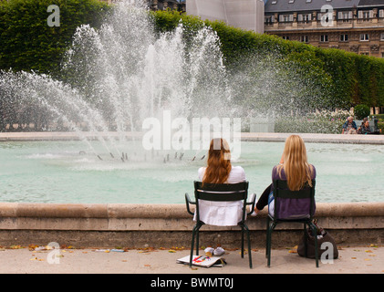 Fontaine dans le Jardin du Palais Royal, Paris, France Banque D'Images