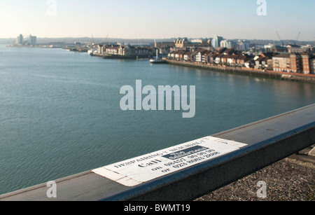 Samaritains Poster les lignes d'Aide en haut pont sur la rivière Itchen, Southampton, UK Banque D'Images