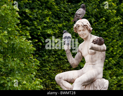 Homme statue avec 3 pigeons au Jardin du Palais Royal, Paris, France Banque D'Images