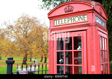 Boîte de téléphone rouge à l'entrée de Primrose Hill à Londres Banque D'Images