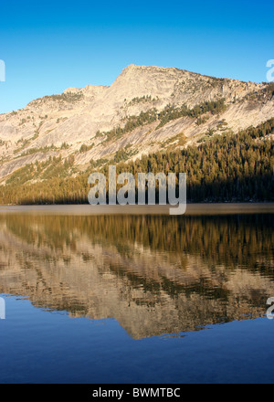 Pic Tenaya reflété dans le Lac Tenaya dans Yosemite National Park en début de soirée la lumière Banque D'Images