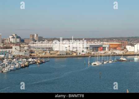 Avis sur l'eau et du port de plaisance de Southampton Football Club stade depuis Pont Itchen, Southampton, Hampshire, Royaume-Uni Banque D'Images