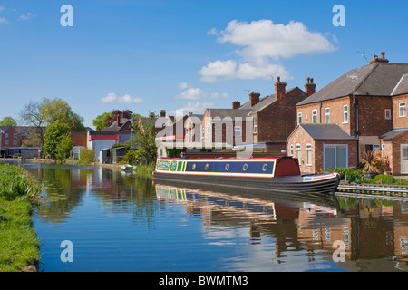 Bateau ou péniche étroite sur le canal Erewash en passant par Long Eaton, Derbyshire, England, GB, le Royaume-Uni, l'Union européenne, de l'Europe Banque D'Images