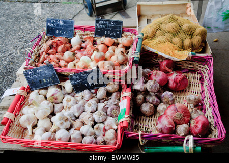 L'ail et les oignons sur marché français stall Banque D'Images