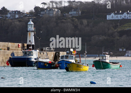 Phare et bateaux à St Ives Harbour à Cornwall Banque D'Images