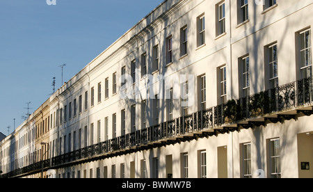 Propriétés mitoyennes sur Montpelier Road à Cheltenham Spa Banque D'Images