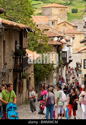 Les touristes visitant Santillana del Mar en Cantabrie au Nord de l'Espagne Banque D'Images