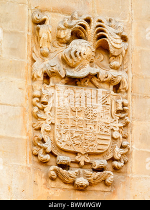 Armoiries sculptées en pierre sur un mur en Santillana del Mar Cantabrie au Nord de l'Espagne Banque D'Images