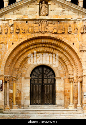 La Colegiata en Santillana del Mar Cantabrie au Nord de l'Espagne une église romane Banque D'Images