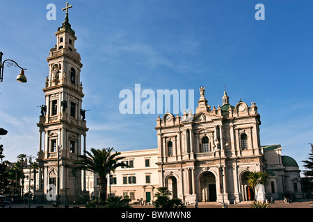 Santuario della Madonna del Rosario Pompéi moderne, Antonio et Maria auc Architecte Chiapetta, Naples, Campanie, Italie Banque D'Images