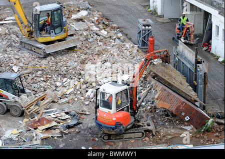 Site de démolition d'un bâtiment ancien en Amérique du nord et l'ouest de Londres avant la construction d'un nouveau centre communautaire et social. Banque D'Images