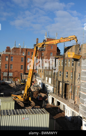 Site de démolition d'un bâtiment ancien en Amérique du nord et l'ouest de Londres avant la construction d'un nouveau centre communautaire et social. Banque D'Images