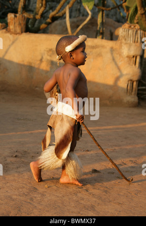Jeune garçon, Zoulou zoulou de Shakaland, Village Vallée Nkwalini, Kwazulu Natal, Afrique du Sud. Banque D'Images