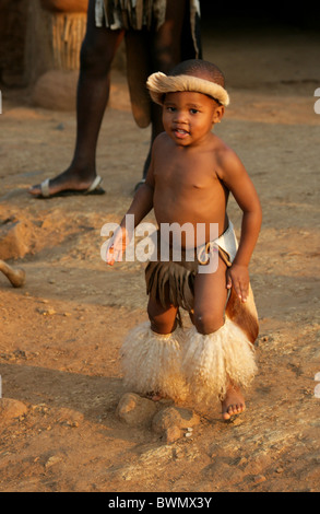 Jeune garçon, Zoulou zoulou de Shakaland, Village Vallée Nkwalini, Kwazulu Natal, Afrique du Sud. Banque D'Images