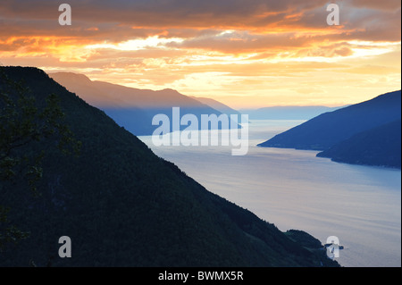 Vue aérienne de fjords norvégiens au coucher du soleil Banque D'Images