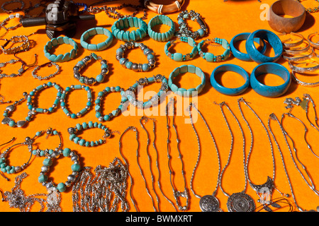 Bracelets colorés à vendre dans un marché, Baisha, Province du Yunnan, Chine Banque D'Images