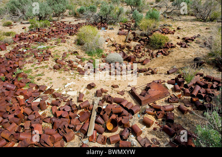 La rouille des boîtes en fer blanc dans le désert de Mojave, situé près de Cima. Cima est une petite communauté dans le désert de Mojave. Banque D'Images