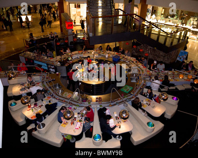 Bar à sushi dans le centre commercial de Bluewater, Kent Greenhithe, Banque D'Images