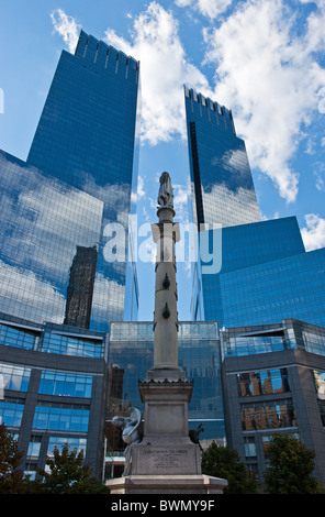 Aux États-Unis d'Amérique, New York, Manhattan, le Trump Towers et Columbus monument à Columbus Circle Banque D'Images