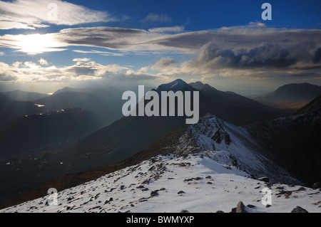 Le long de la crête en direction du sommet Beinn Eighe Liathach, Torridon, Wester Ross, les Highlands écossais Banque D'Images