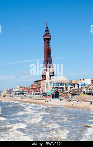 Avec la tour de Blackpool et de la plage sur la côte du Lancashire, dans le Nord de l'Angleterre Banque D'Images