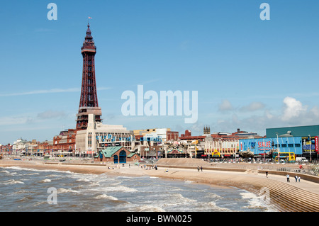 La ville de Blackpool et de la plage sur la côte du Lancashire, dans le Nord de l'Angleterre Banque D'Images