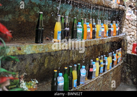 Boissons gazeuses étant gardées fraîches par l'eau courante des montagnes de l'Atlas au Maroc pour les touristes d'acheter surnommé le réfrigérateur berbère Banque D'Images