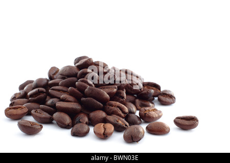 Un tas de grains de café sur fond blanc Banque D'Images