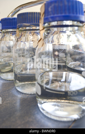 Laboratoire de sciences avec l'équipement pour l'autoclave classe biochimie microbiologie analyste médical culture cellulaire Banque D'Images