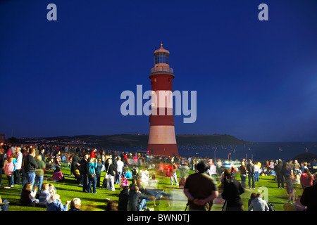 Des foules de gens en attente d'un artifice à Smeaton's Tower sur Plymouth Hoe Devon UK Banque D'Images