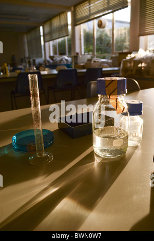 Laboratoire de sciences avec l'équipement pour l'autoclave classe biochimie microbiologie analyste médical culture cellulaire Banque D'Images