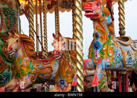 Chevaux sur un carrousel de foire. Banque D'Images