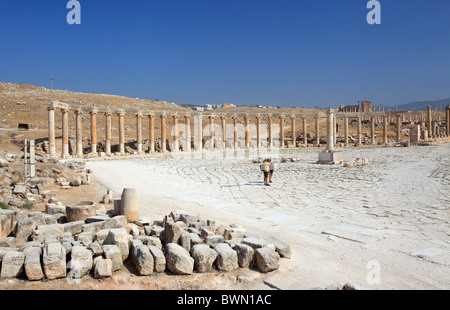 Le Colonnade romaine sur le Forum ovale, Jerash Jordanie Banque D'Images