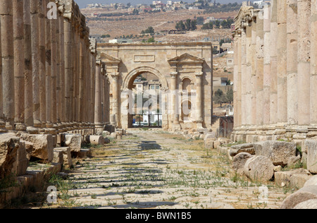 La rue Colonnade après le Tétrapyle Nord, Jerash Jordanie Banque D'Images