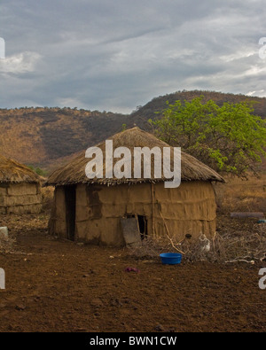 De boue et de chaume Masai traditionnelle hut en Tanzanie. Banque D'Images