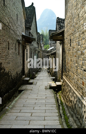 Maisons au bord de la petite voie dans village de pêcheurs sur la rivière Li, Guangxi, Chine Banque D'Images