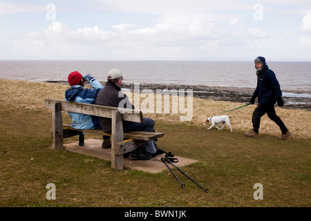 Les promeneurs sur le North Somerset Lilstock à Kilve à pied du sentier côtier du sud-ouest. DAVID MANSELL Banque D'Images