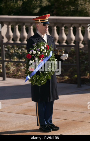Garde d'honneur auprès de la tombe de l'inconnu (tombe du Soldat Inconnu) dans la région de Arlington National Cemetery Banque D'Images