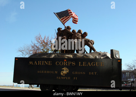 Défilé commémoratif des vétérans du Wisconsin Milwaukee War Memorial sur le lac Michigan Marine Corps flotteur Ligue Banque D'Images