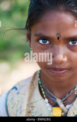 Pauvre Jeune fille rue basse caste indien le regarder. L'Andhra Pradesh, Inde. Selective focus Banque D'Images