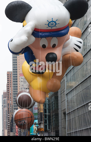 Le Marin Mickey ballon rempli d'hélium flotte au cours de la surcharge 2010 Macy's Thanksgiving Day Parade à New York. Banque D'Images