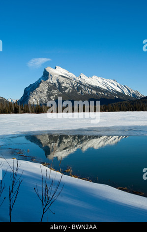 Banff, Alberta, Canada. Reflet des montagnes Rocheuses dans les lacs Vermilion, parc national Banff. Banque D'Images