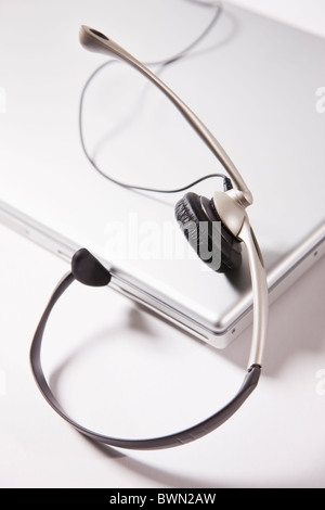 Casque sur ordinateur portable sur fond blanc Banque D'Images