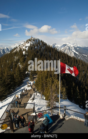 Drapeau canadien volant au sommet de Sulphur Mountain, Banff, Alberta, Canada. Banque D'Images