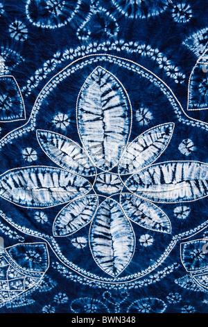Bleu et blanc colorés teints cravate nappe, Baisha, Province du Yunnan, Chine Banque D'Images