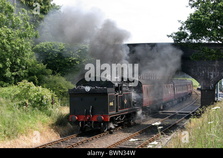 Vieux train à vapeur no 69621 approche de la gare avec le pont en arrière-plan Banque D'Images