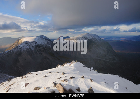 Vue de Spidean Coire Nan Clach sur Beinn Eighe vers Coinneach Mhor et Stac Ruadh Mor, Torridon, Wester Ross, Scotland Banque D'Images