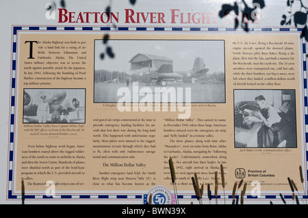 Accès à la bande de vol de la rivière Beatton au marqueur de 73 milles de la route de l'Alaska, Colombie-Britannique, Canada. Banque D'Images