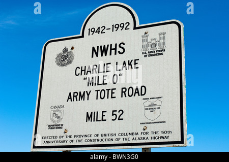 Charlie Lake Mile '0' Army Tote Road à l'Alaska Highway '52' Mile Marker, fort St. John, Colombie-Britannique, Canada. Banque D'Images