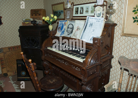 Vieux piano au musée de la chapelle de la Sainte-Croix, fort St. John, Colombie-Britannique, Canada. Banque D'Images